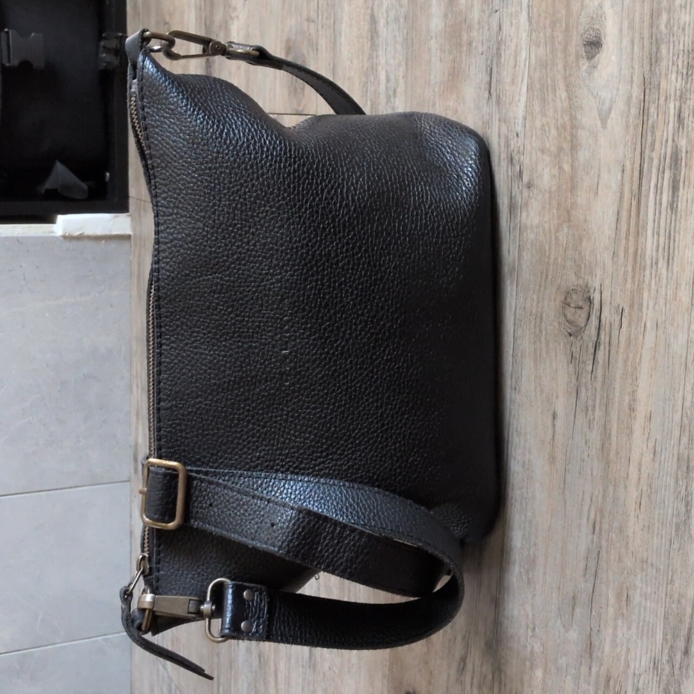 Calma leather crossbody bag